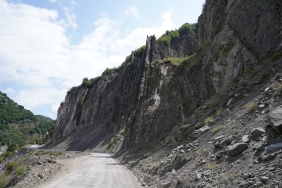 Dunyanin-En-Olumcul-Yollari-Virajlar-Ucurumlar-ve-Doganin-Acimasiz-Gucu-featured