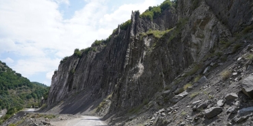 Dunyanin-En-Olumcul-Yollari-Virajlar-Ucurumlar-ve-Doganin-Acimasiz-Gucu-featured